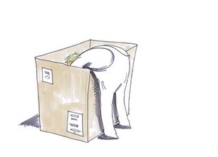 Person beugt sich tief vor in eine große Kiste. 