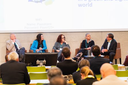 Podiumsdiskussion bei der EUROSHNET-Konferenz 2026 zum Thema "Innovations and safety in a green and digital world": Rafał Górny (CIOP-PIB), Ewelina Broda-Kaczmarek (BG RCI), Stéphanie Marsteau (INRS), Katja Tähtinen (Aalto University), Thomas Alexander (BAuA)