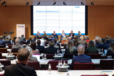 Blick von hinten in den gefüllten Saal des KAN-Symposiums