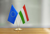 Ständer mit EU- und ungarischer Flagge auf einem Tisch