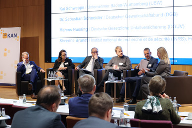Podiumsdiskussion mit Peer-Oliver Villwock (BMAS), Séverine Brunet (Institut national de recherche et de sécurité – INRS, Frankreich), Kai Schweppe (Unternehmer Baden-Württemberg – UBW, Dr. Sebastian Schneider (Deutscher Gewerkschaftsbund – DGB, Marcus Hussing (DGUV), Britta Ibald (DGUV)