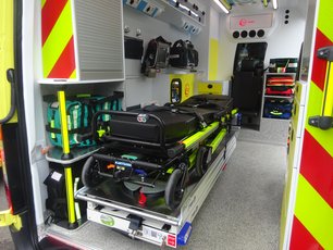 Blick in einen Krankentransporter hinten mit Fokus auf die Trage