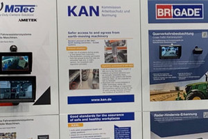 Messestand des Netzwerk Baumaschinen auf der bauma 2022 mit Ausschnitt der von der KAN gestalteten Paneele.