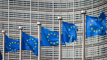 EU-Flaggen vor Gebäude der Europäischen Kommission in Brüssel