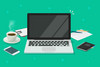 Vor einem grünen Hintergrund steht ein Laptop, umgeben von einer Tasse Kaffee, einem Smartphone, einem Taschenrechner und einem  Schreibblock.
