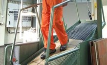 Person geht auf einer schiefen Ebene zur Prüfung der Rutschhemmung des Bodenbelags