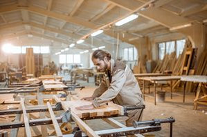 Menuisier travaillant dans un atelier bien éclairé