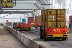 Fahrerlose Containertransporter in einem Hafen