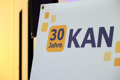 Banner mit Logo "30 Jahre KAN"