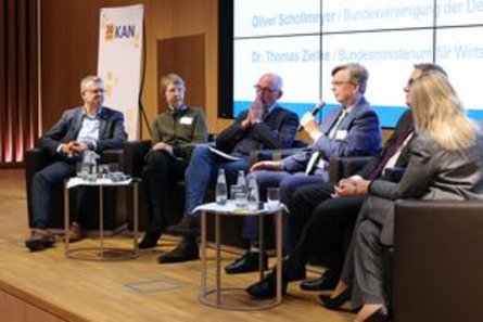 Table ronde sur le thème « La normalisation, un défi politique et stratégique » avec Christoph Winterhalter (DIN), Gisela Eickhoff (Harting Stiftung & Co. KG), Thomas Fischer (Confédération des syndicats allemands - DGB), Oliver Schollmeyer (Fédération des associations patronales allemandes - BDA), Dr. Thomas Zielke (Ministère fédéral de l'économie et de la protection du climat - BMWK) et Britta Ibald (DGUV)