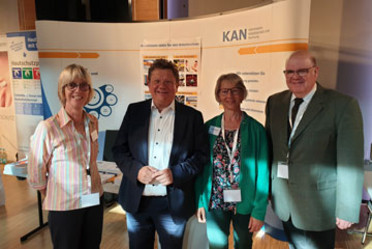 KAN-Messestand in Einbeck mit Sozialminister Dr. Philippi und KAN-Mitglied Stefan Pemp, zusammen mit KAN-Mitarbeiterinnen Dr. Beate Schlutter und Brigitta Hempel