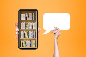 Eine Frauenhand zeigt Handy mit digitaler Bibliothek, eine weitere eine leere Sprechblase.