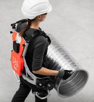 Mensch mit Exoskelett zur Unterstützung bei Hebetätigkeit