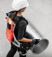 Mensch mit Exoskelett zur Unterstützung bei Hebetätigkeit