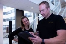 Zwei Mitarbeitende von Sikkerhedsstyrelsen schauen auf ein Tablet