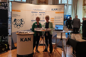 Zwei KAN-Mitarbeiterinnen am Messestand der KAN auf dem Deutschen Arbeitsschutz Kongress in Wuppertal.