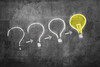Fragezeichen auf einer Tafel, das in 4 Zeichnungen zu einer Glühbirne vervollständigt wird.